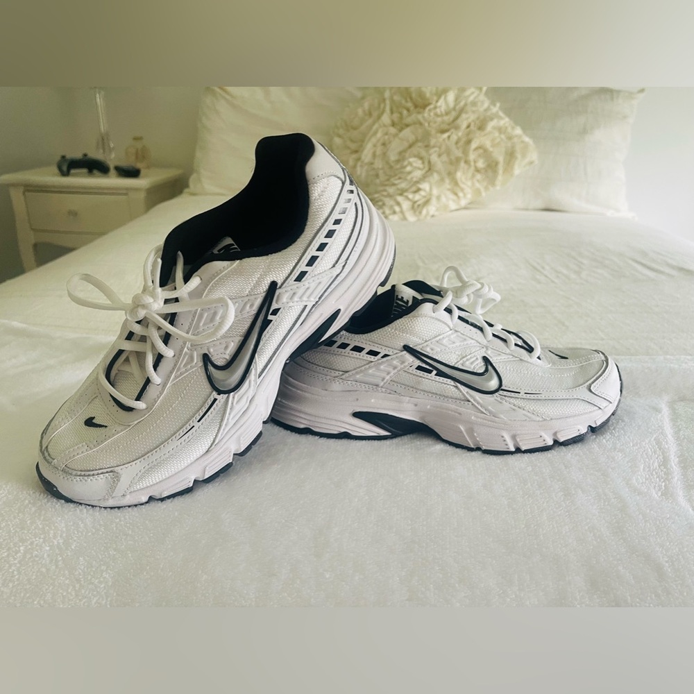 Nike Women’s Size 9 Initiator “new” with box only wore around house.